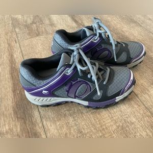 IQ Pearl Izumi clip in cycling bike shoes